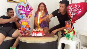hijastros le celebran el cumpleanos a su madrastra y de regalo sorpresa 2 pollas para follarla por el culo