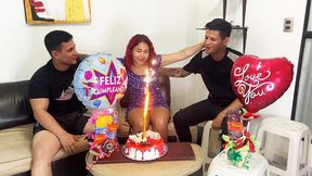 hijastros le celebran el cumpleanos a su madrastra y de regalo sorpresa 2 pollas para follarla por el culo