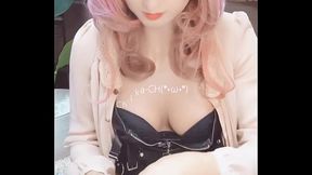 A transvestite who makes up while putting out the crotch