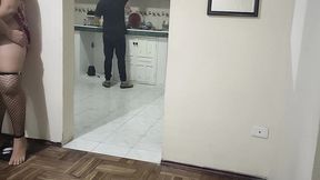 el mejor amigo de mi esposa le viene a visitar y no puedo evitar ponerle los cuerno con su mejor amigo soy una esposa fiel pero me gusta mas como el me lo hace que mi esposo