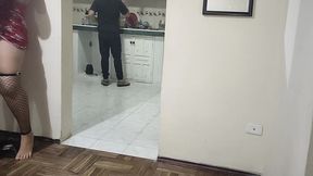 el mejor amigo de mi esposa le viene a visitar y no puedo evitar ponerle los cuerno con su mejor amigo soy una esposa fiel pero me gusta mas como el me lo hace que mi esposo
