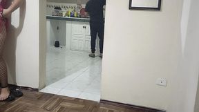 el mejor amigo de mi esposa le viene a visitar y no puedo evitar ponerle los cuerno con su mejor amigo soy una esposa fiel pero me gusta mas como el me lo hace que mi esposo