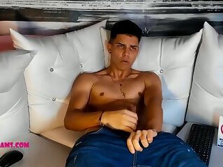 Twink&#39;s cumshot online on Cruisingcams.com