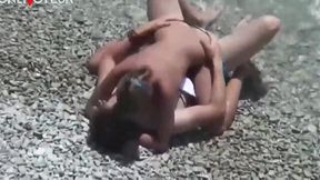 Beach Fuck Fest: Amateur Couple Bangs in Ocean Waves Like Nobody's Watching