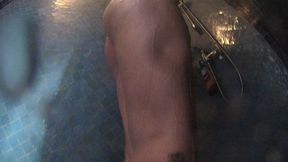 un voyeur vient me mater sous la douche