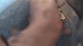 un voyeur vient me mater sous la douche