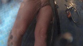 un voyeur vient me mater sous la douche