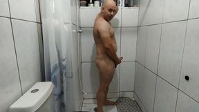 fui espiar o jack no banho e peguei no flagra batendo uma nao aguentei e ele teve que me foder