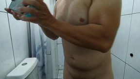 fui espiar o jack no banho e peguei no flagra batendo uma nao aguentei e ele teve que me foder