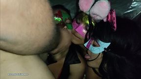 mi amiga me invita a su fiesta de disfraces para que me folle a ella y a todas sus amigas que estan bien buenas, parte 2