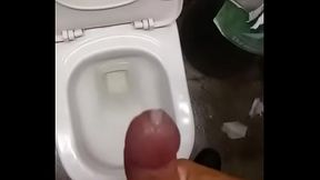 Batendo uma rapidinha no trabalho.