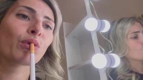 Smoking Queen allo specchio!