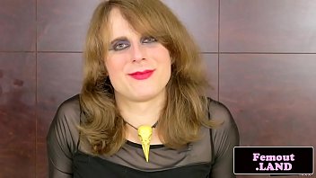 Masturbating amateur tranny tugging her cock