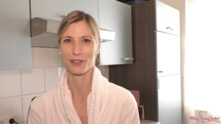 哥们儿猛操业余瘦弱的德国少妇，把精液灌满她的屁股