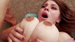 Hardcore video van een voluptueuze meid met grote natuurlijke tieten die een lul zuigt nadat ze een grote lul in haar kontgat heeft gekregen