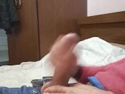 Me tumbó en la cama y comienzo a pajearme
