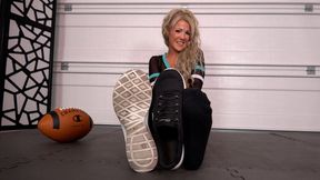 LINGERIE FOOTBALL PLAYERS SWEATY FEET (4K)