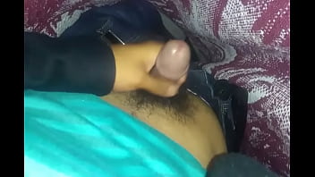 Hetero acariciando su pene y huevos peludos