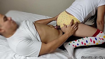 Jugando con chica inocente en el cuidado el Caballito Montada Encima de Mi