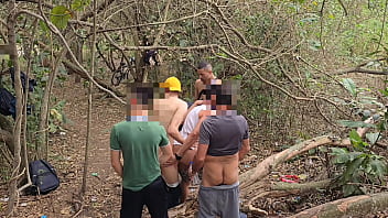 FUI NO PARQUE COM OS AMIGOS E VIROU UMA SURUBA