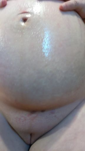 40 weeks pregnant oilling  belly
