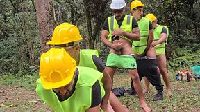 operarios fudendo o colega passivo na hora do almoco