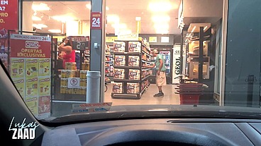 Aprontando na rua paramos num mercado 24h e as safadas ficaram peladinhas com um monte de gente passando - Nicoly Mattos - Fanny Prado Official - Myke Brazil