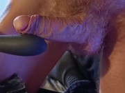 Je me branle, m'excite et éjacule de plaisir avec mon nouveau sextoy