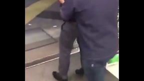 日本人の放尿 Shameless Japanese exposed Standingpee in convenience store