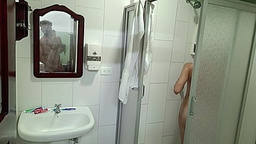 Espió a la vecina mientras se ducha y terminamos follando