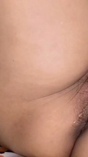 Orang tua lagi asik muasin memeknya pakai vibrator baru pakai mainan seks baru.   Clip 1