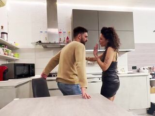 "VUOI IL CULO?ALLARGALO CON LE DITA CHE NON LO DO MAI" ITALIANA ANALE DOPO DISCOTECA CON SCONOSCIUTO