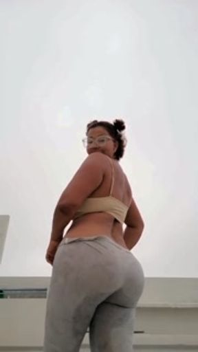 shows her cameltoe