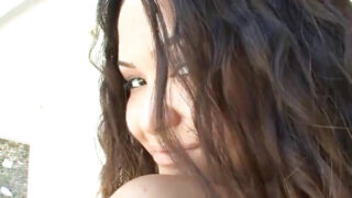 Красивая девушка-подросток с огромной попой занимается анальным сексом на открытом воздухе, достигая взрывного оргазма.