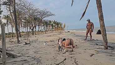 DUAS GOROTAS LESBICAS BRICANDO NA PRAIA FORAM APANHADAS POR UM TURISTA E TIVERAM SEUS CUZINHOS FUDIDOS