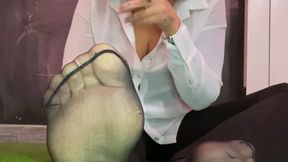 Mio fratellastro beccato ad annusare le mie calze… ora lo faccio sborrare sui miei piedi sudati!