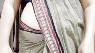 Video amatoriale di una ragazza asiatica bionda di 18 anni che si masturba da sola il suo culo stretto