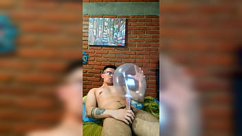 Verg&oacute_n activo se masturba con globo de cond&oacute_n