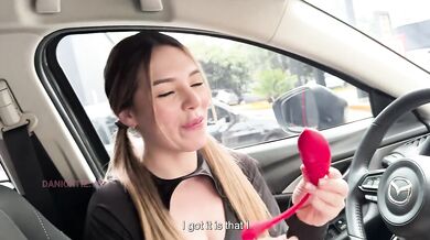Dani Ortiz drives his car while his vagina vibrates INEDITO
