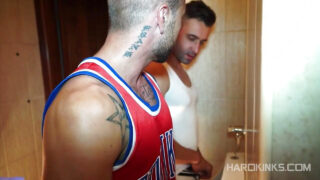 العبد الموشوم فرانك فالنسيا مقيد ويتم ممارسة الجنس معه بدون واقٍ ذكري من قبل والده المسيطر