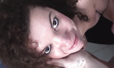 une beurette ado me suce dans sa salle de bain pendant que son mec dort anal