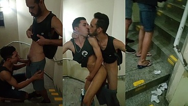 Fudendo o novinho na escada de emergência