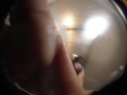 Se masturba en un baño publico