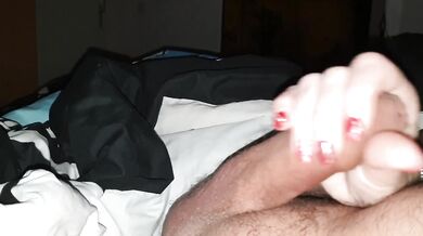 Hete milf trekt aan mijn grote pik. Ik doe mijn pik in haar kut. Mijn pik spuit haar kut vol sperma.