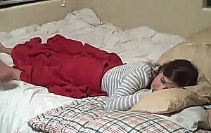 Il reveille sa femme pour la baiser
