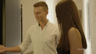 Estate agent focuses on sex with the eye-catching girl