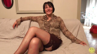 Curvă brunetă cu fund mare în ciorapi futută în cur