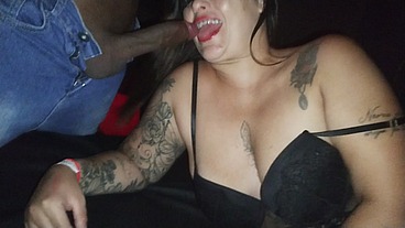 Ruiva se exibindo e faz boquete no marido na casa de swing e depois foi mamar um desconhecido roludo