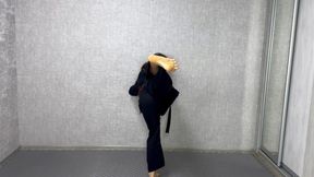 Karate master Aura demonstrates very powerful kicks (17 min)