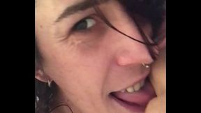 La cession dediboobs m&rsquo_a excit&eacute_e Je suce mon gide sous la douche pendant ...